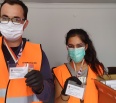 Najväčšie miestnosti Miestneho úradu na Junáckej sa už koncom marca zmenili na „detašované pracoviská hromadnej distribúcie zásielok“. Šikovné ruky trpezlivo vkladajú …