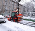 Bratislava sa zobudila do zasneženého rána. Kolegovia z nášho EKO-podniku VPS sú v teréne celú noc, pripravovali Nové Mesto na snehovú kalamitu a od rána čistia chodní…