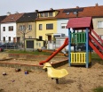 Bratislavská mestská časť Nové Mesto dnes odovzdala vnútroblok na Ľudovom námestí, ktorého súčasťou je aj detské ihrisko, stavebníkovi. Do štyroch mesiacov sa z ošarpa…