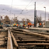 Na Zlaté Piesky opäť električkou. Dopravný podnik Bratislava dokončil najťažšiu fázu opravy trate a modernizácie zastávok Vajnorskej radiály