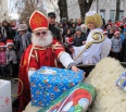 „Na svätého Mikuláša, neučí sa, neskúša sa!“ Aj takto vítali v utorok 6. decembra novomestské deti Mikuláša, ktorý ich spolu so svojimi pomocníkmi čertom a anjelom nav…
