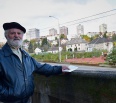 Ich bývalý šéf na Kramároch zostal a dodnes tu býva, takže neskorším a mladším obyvateľom môže priblížiť ich históriu. Práve tento rok to bude päťdesiat rokov, čo zača…